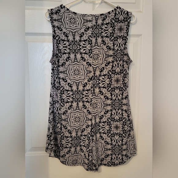 Flattering Sleeveless Peplum Top - Picture 2 of 3